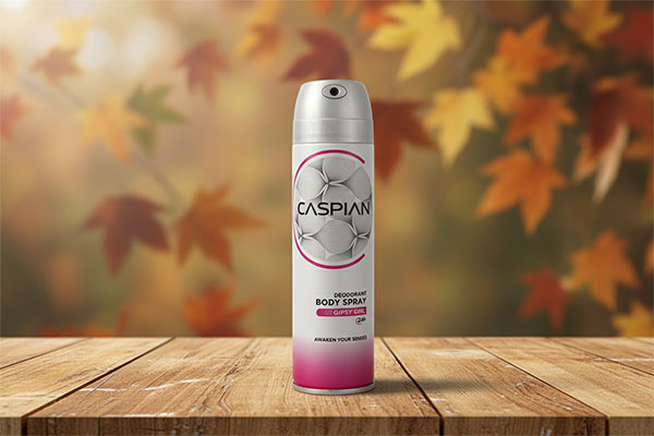اسپری بدن زنانه جیپسی گرل کاسپین روی میز چوبی