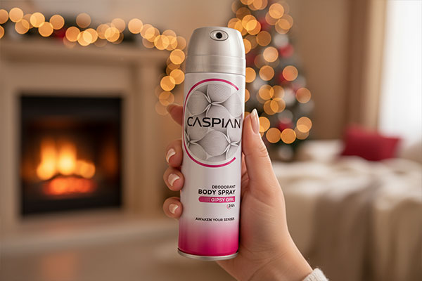 اسپری خوشبوکننده جیپسی گرل کاسپین در دست بانو