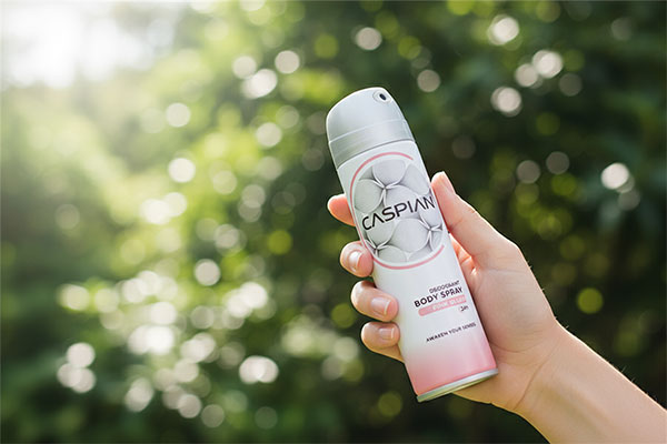 اسپری بدن زنانه در دست بانو در طبیعت
