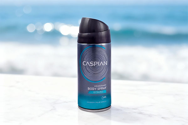 اسپری بدن مردانه Oceano کاسپین روی سطح مرمر سفید