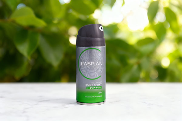 اسپری بدن مردانه دیپ وایلد کاسپین روی سطح مرمر سفید
