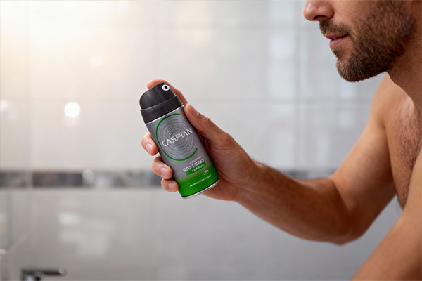 اسپری دیپ وایلد کاسپین در دست مرد در حمام مدرن