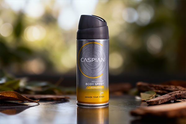 نمای نزدیک از اسپری خوشبوکننده رومانوس کاسپین