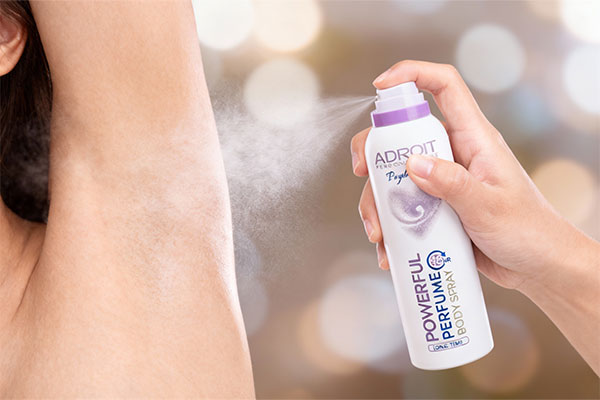 اسپری بدن زنانه پرپل رز آدرویت در حال استفاده