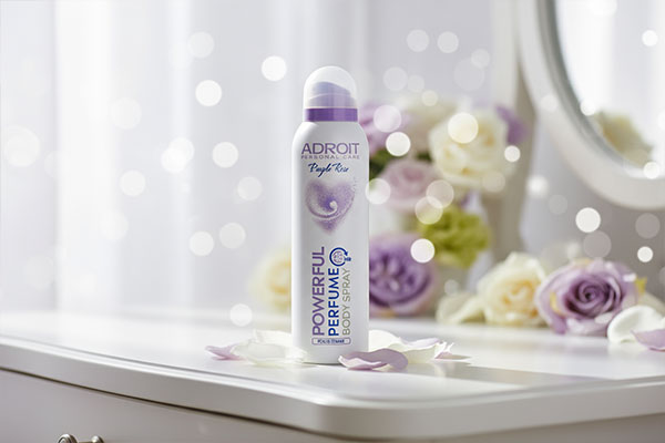 اسپری بدن زنانه بنفش رز آدرویت روی میز آرایش