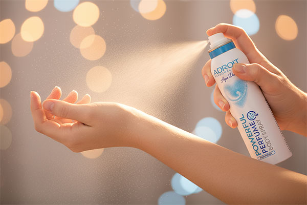 اسپری بدن زنانه Aqua Dream ادرویت در حال استفاده