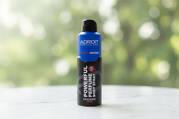 اسپری بدن مردانه ساواج آدرویت روی سطح مرمر سفید