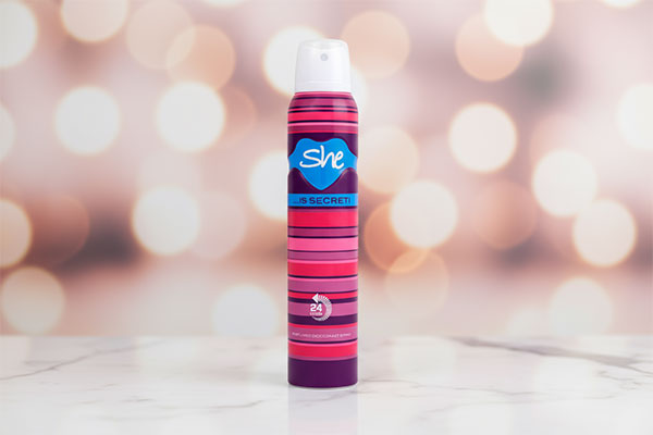 اسپری بدن زنانه کلابر شی روی سطح مرمر سفید