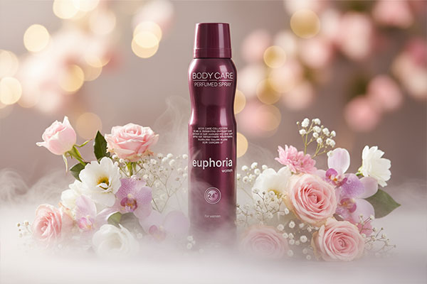 نمای نزدیک اسپری ایفوریا بادی کر با گل‌ها و مه ملایم