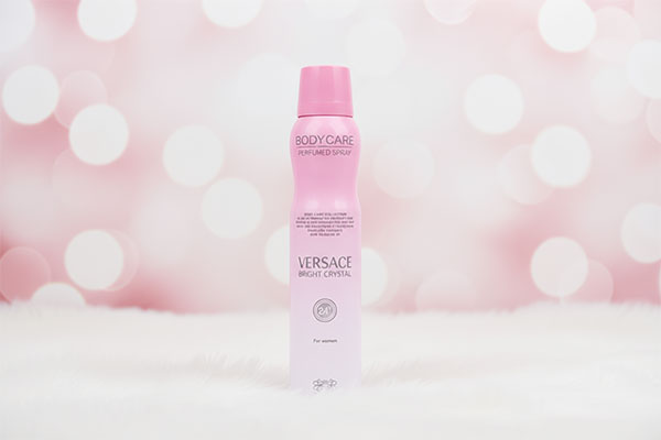 اسپری بدن زنانه ورساچه برایت کریستال بادی کر روی سطح سفید