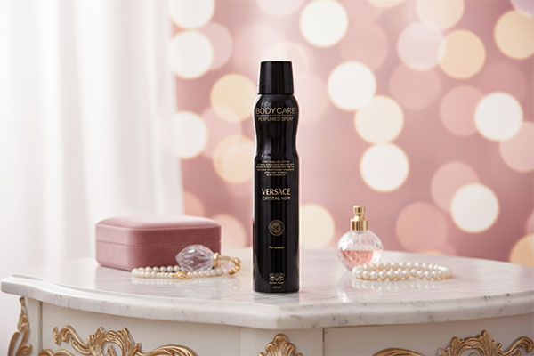 اسپری ورساچه مشکی بادی کر روی میز آرایش لوکس