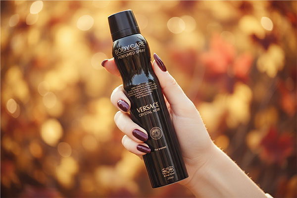 اسپری ورساچه کریستال نویر در دست بانو