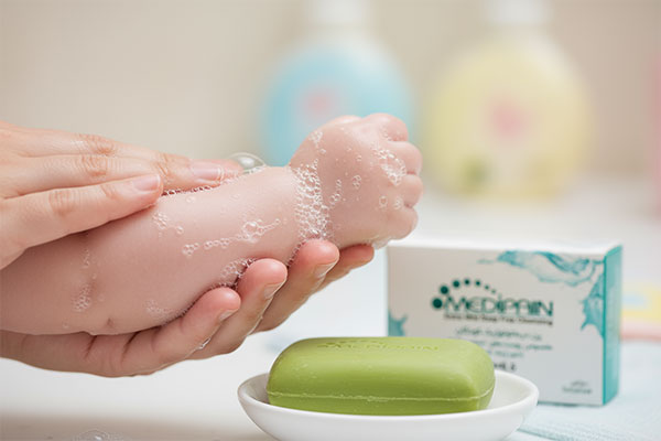 پاکسازی ملایم پوست کودک با پن کودکان مدیپن