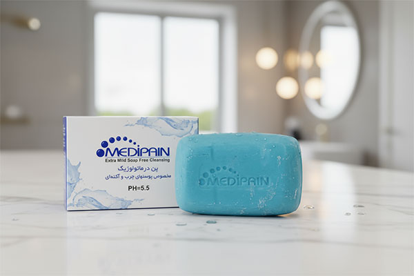 پن درماتولوژیک پوست چرب مدیپن روی پیشخوان حمام