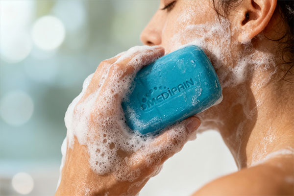 نحوه استفاده از پن پوست چرب مدیپن روی صورت