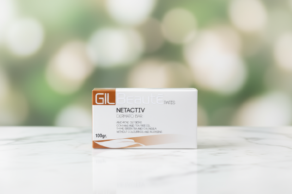 پن ضد جوش پوست چرب نت اکتیو ژیل بوته روی سطح مرمر سفید