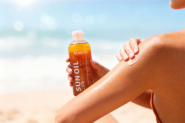 استفاده از روغن برنزه کننده سی گل روی پوست در ساحل