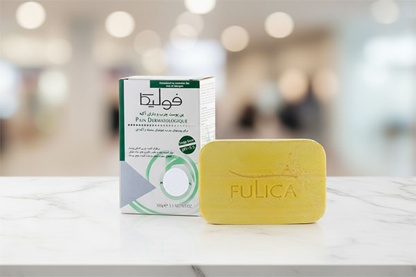 پن پوست چرب و جوش دار فولیکا روی سطح سفید