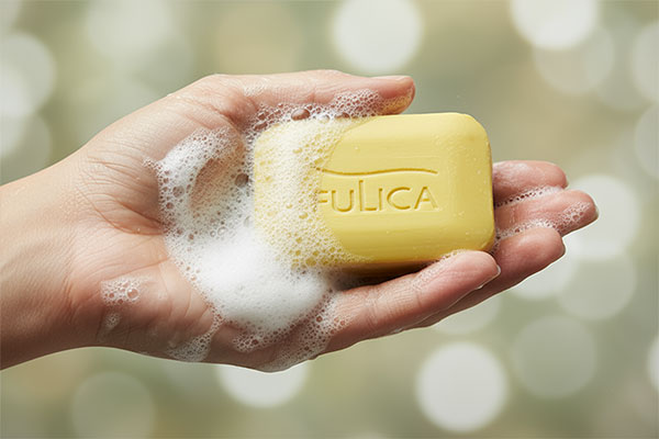 استفاده از پن پوست چرب و جوش دار فولیکا با کف روی دست