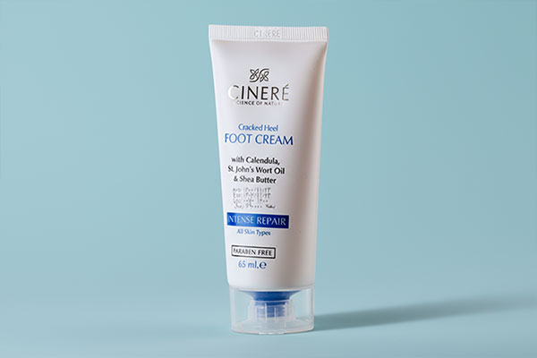 ترک‌های عمیق پاشنه پا قبل از استفاده از کرم ترک پا سینره