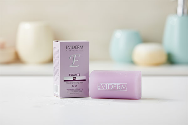 پن روشن کننده اوی وایت اویدرم روی پیشخوان سفید