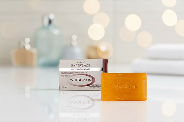 پن روشن کننده اکسپرتیج آردن روی پیشخوان سفید