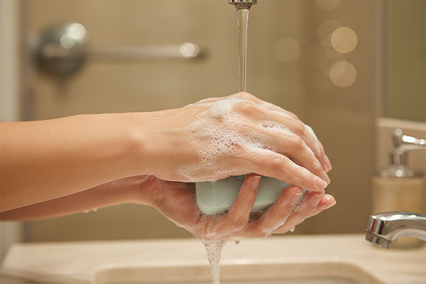 استفاده از پن پوست خشک فولیکا روی پوست