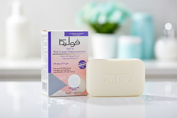 پن کرمدار پوست خشک و حساس فولیکا روی پیشخوان حمام