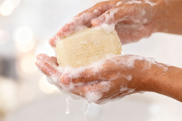 استفاده از پن پوست خشک مدیلن با کف ملایم