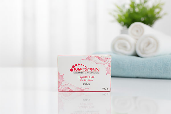 پن درماتولوژیک پوست خشک مدیپن روی پیشخوان حمام