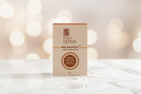 پن روشن کننده ملانووست پرودرما روی سطح مرمر سفید