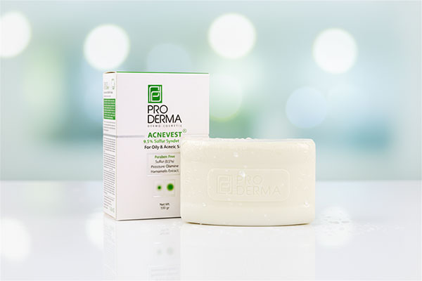 پن ضد جوش آکنه وست پرودرما روی پیشخوان حمام