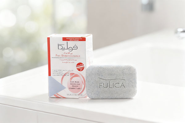 تصویر پن لایه بردار فولیکا روی پیشخوان سفید