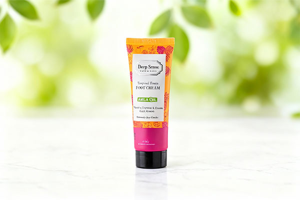 کرم ترک پا تروپیکال دیپ سنس روی سطح مرمر سفید