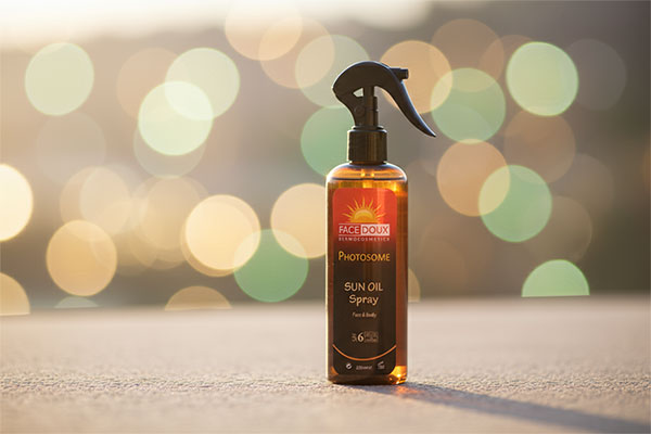 اسپری روغن آفتاب فیس دوکس در حال استفاده روی پوست