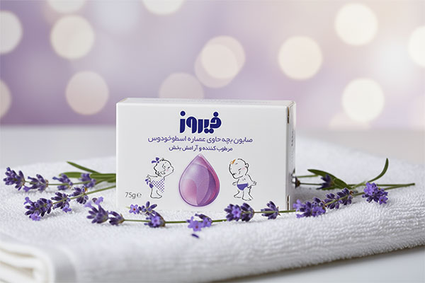 صابون بچه اسطوخودوس فیروز روی حوله سفید با گلهای اسطوخودوس