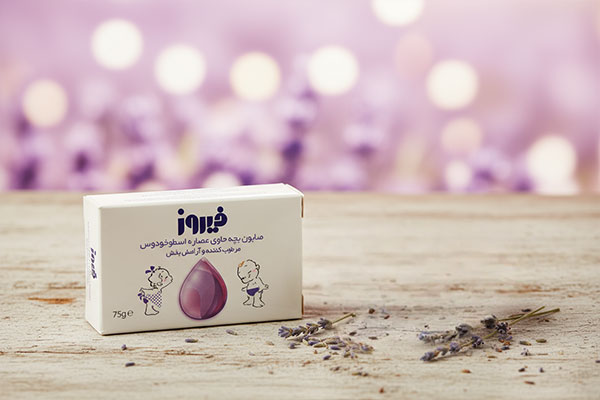 صابون بچه با عصاره اسطوخودوس فیروز کنار کاسه آب