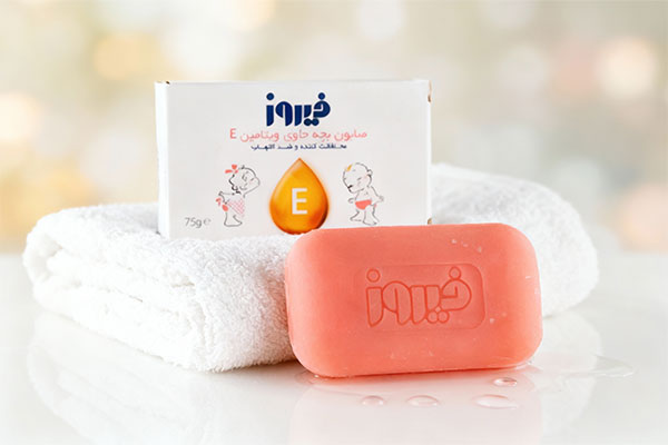 صابون بچه ویتامین ای فیروز روی حوله سفید