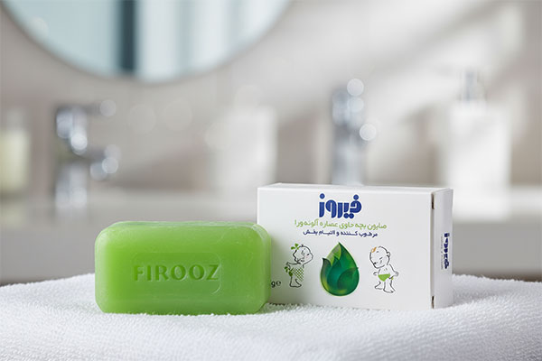 صابون بچه آلوئه ورا فیروز روی حوله سفید