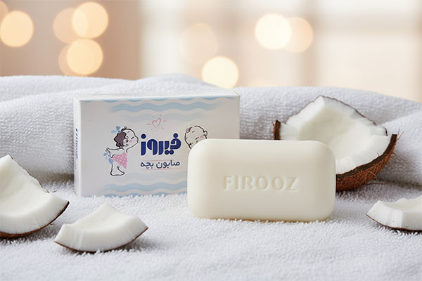صابون بچه روغن نارگیل فیروز روی حوله سفید با تکه‌های نارگیل