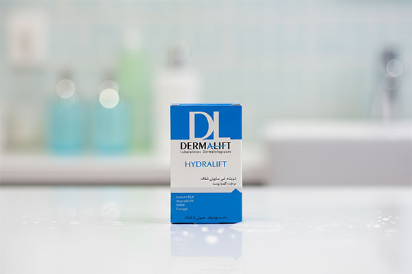 پن شفاف مرطوب کننده هیدرالیفت درمالیفت روی پیشخوان حمام