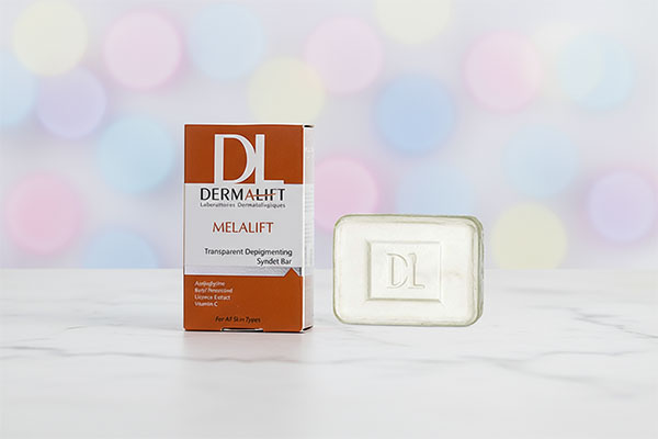 پن شفاف روشن کننده درمالیفت روی سطح سفید