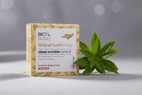 نمای نزدیک صابون جوانه گندم بیول با قطرات آب