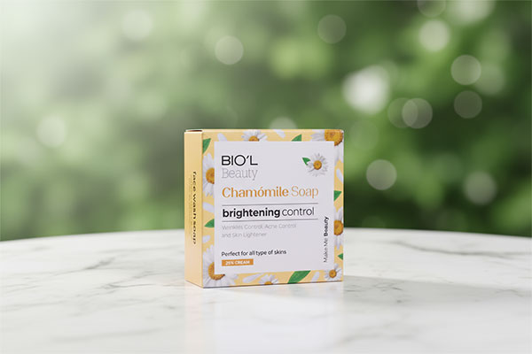 صابون کرمی بابونه بیول روی سطح مرمر سفید