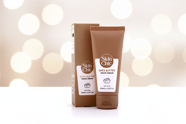 کرم ترک پا اسکین شیک مدل شی باتر روی سطح سفید