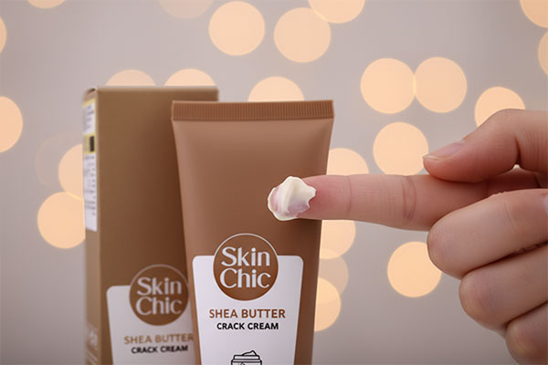 کرم ترک پا اسکین شیک مدل شی باتر روی سطح سفید