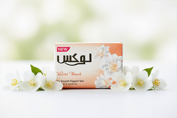 صابون معطر یاس و گاردنیا لوکس در کنار گلهای یاس تازه