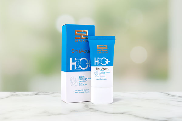 کرم ترک پا ساین اسکین ساین آکوا روی سطح مرمر سفید