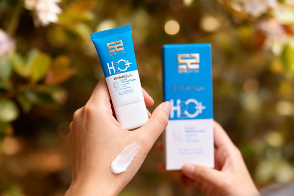 استفاده از کرم ترک دست و پا ساین آکوا روی پوست