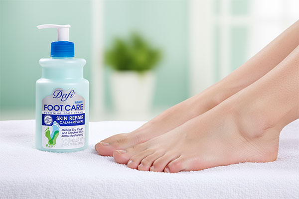 ترک‌های عمیق پاشنه پا قبل از استفاده از کرم ترک پا دافی